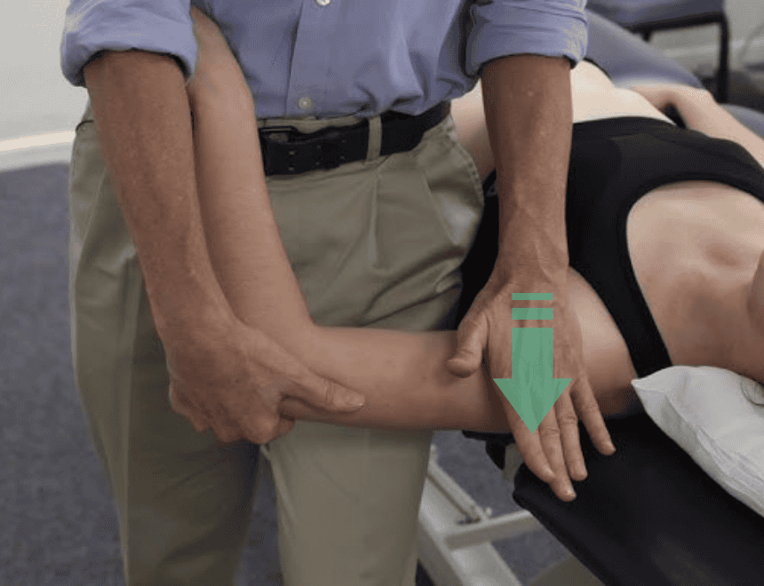 常用於肩夾擠的徒手治療: 肱骨頭後向滑動鬆動術(增加肩關節空間)