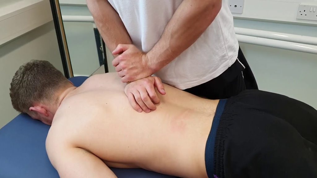 常用於肩夾擠的徒手治療: 胸椎鬆動術(改善駝背）